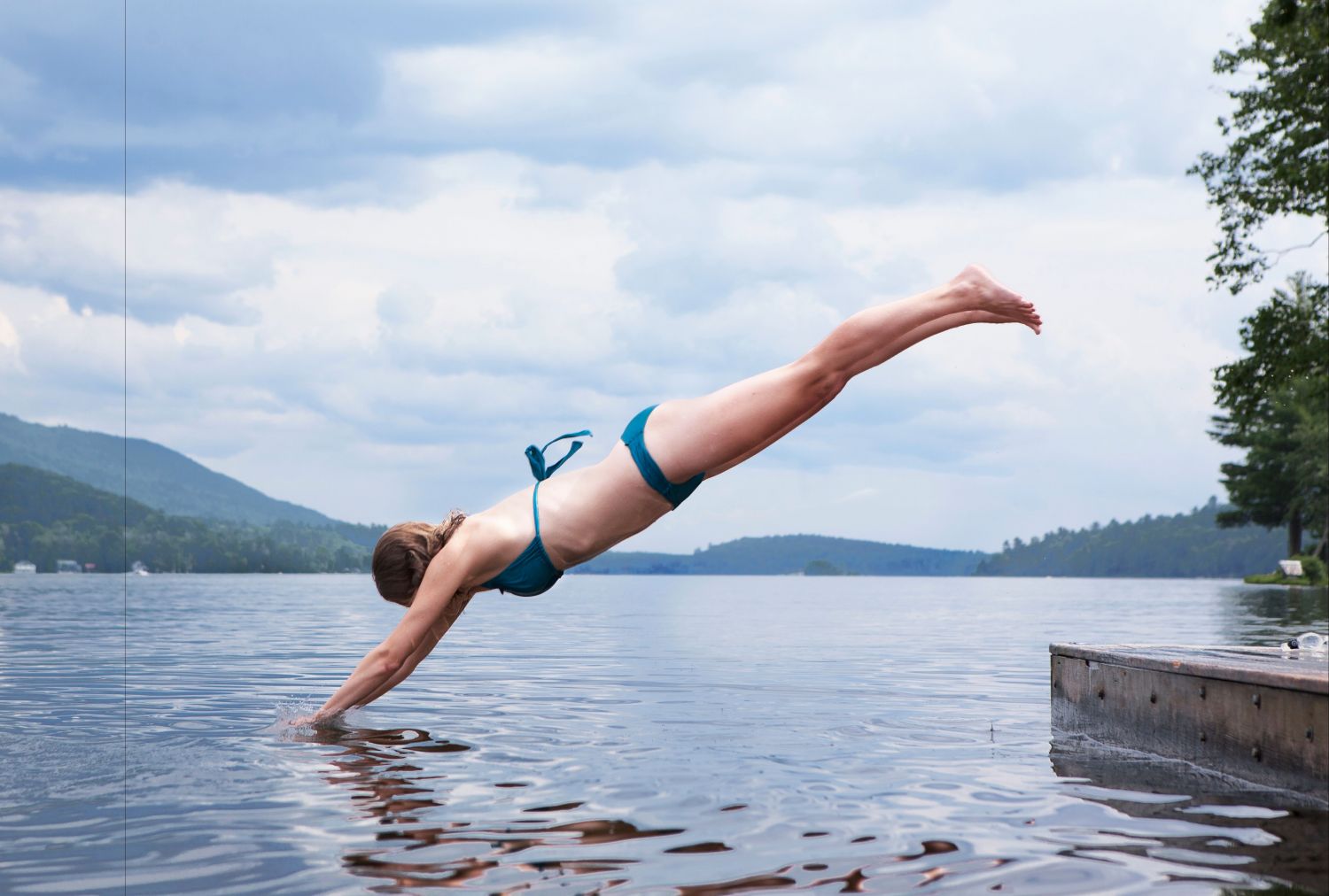 Eine Frau springt in einen See. Thema: Wechseljahresbeschwerden