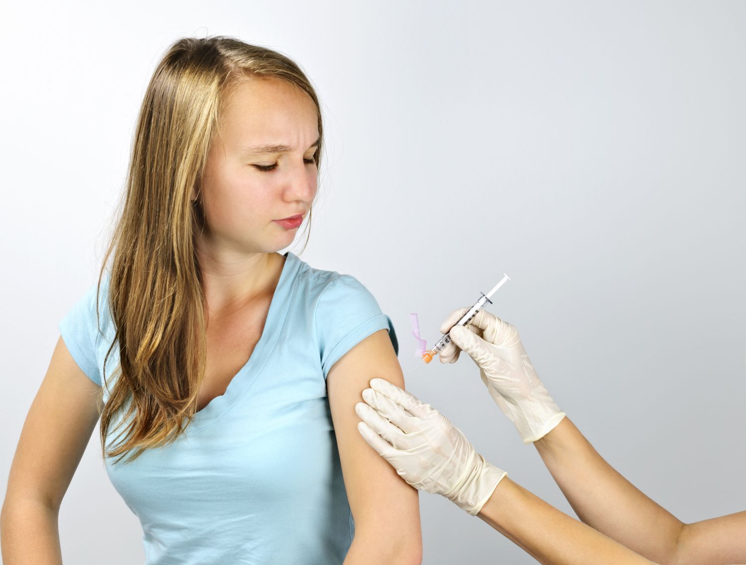  Ein Mädchen wird geimpft. Thema: HPV-Impfung
