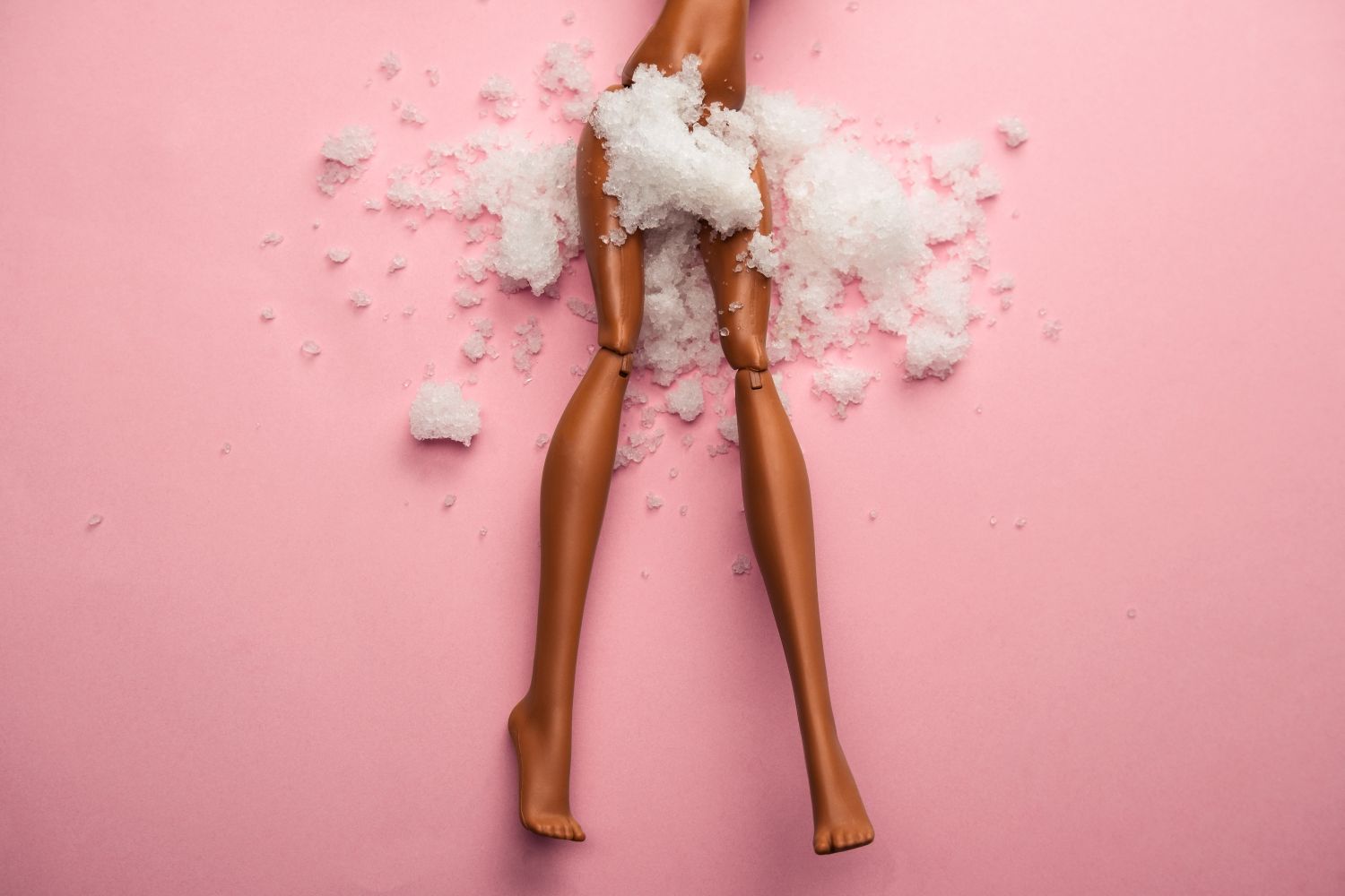 Beine einer Barbie mit abgedecktem Intimbereich 