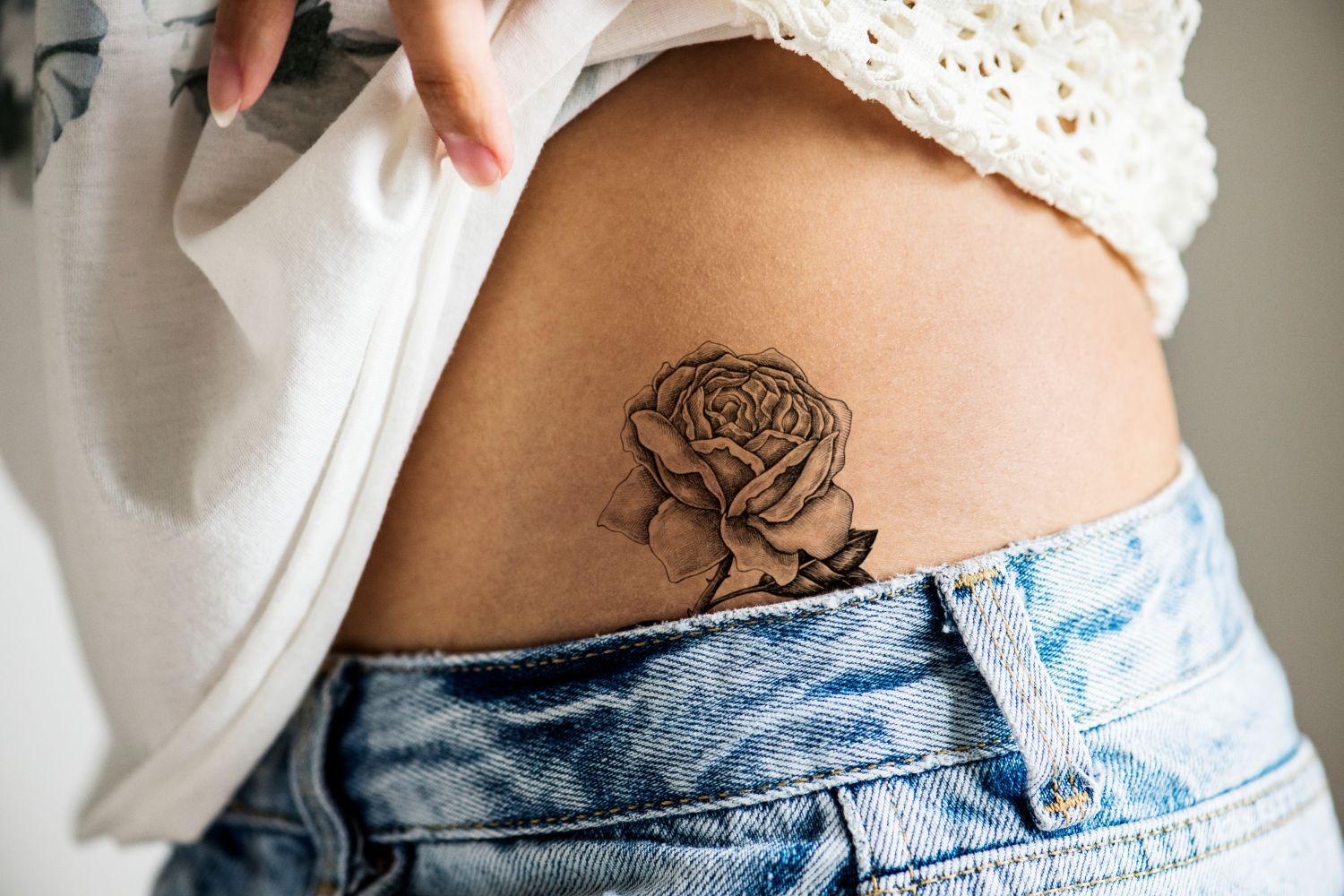 Rosen-Tattoo an der Hüfte. Thema: Tattooentfernung